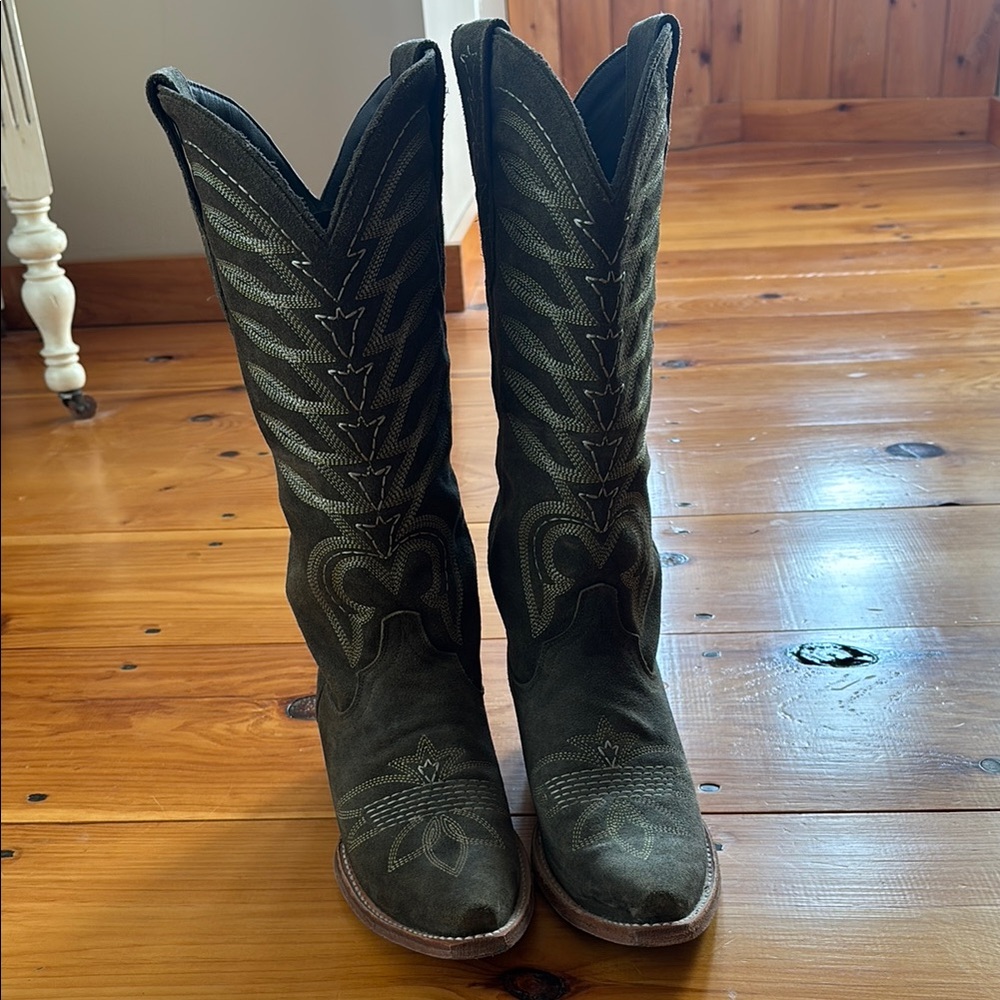Beautiful olive green suede cowgirl boots by Lane. Size 8.